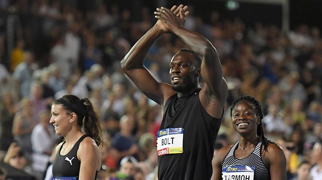 Usain Bolt s dalmi lenkami svho tmu Jennou Prandiniovou a Jenebou Tarmohovou na atletickm mtinku v Melbourne.