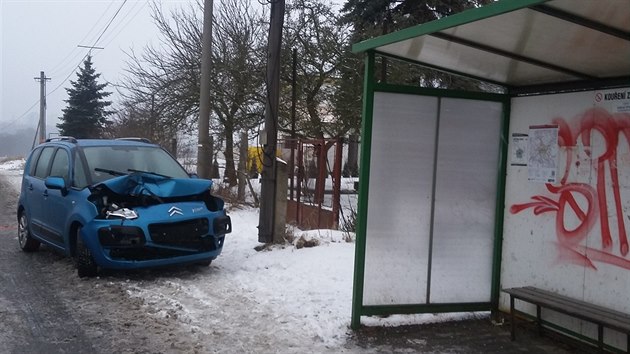Odstaven auto po nehod na ledovce v Plzni. (2. nora 2017)