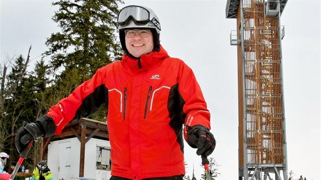 Plzesk biskup Tom Holub si poprv od svho jmenovn do ela diecze zalyoval na umavskm piku. Krom ly jezd tak na snowboardu. (3. ledna 2017)