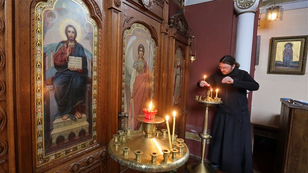 Vzcn ikonostas v pravoslavnm kostele sv. Olgy ve Frantikovch Lznch je napaden ervotoem.