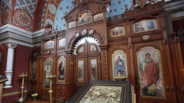 Vzcn ikonostas v pravoslavnm kostele sv. Olgy ve Frantikovch Lznch je napaden ervotoem.
