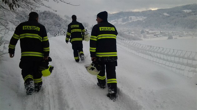 Hasii se ve svch vozech dostali jen asi dva kilometry od msta netst.