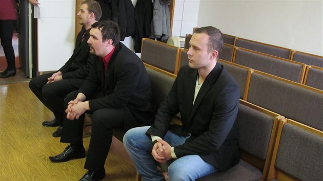 Obalovan policist (zleva Miroslav Vank, Ondej Paka a Jakub Vychodil) u uherskohradiskho soudu.