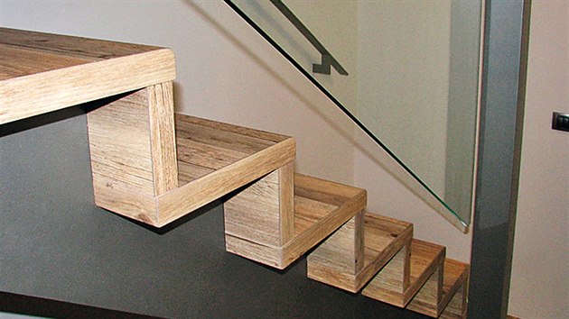Výroba postformovaných polotovarů má u nás tradici ve Velké Bíteši. Od roku 2001 se týká i schodových dílců. Dnes vytváří renovační systém Topstep.