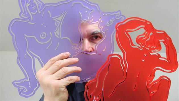 Ivan Komárek s figurami vyřezávanými laserem z barevných plexiskel