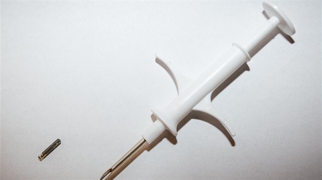 Injektor, kterm piercer Hubkovi a tictce dalch implantoval kapsli s ipem (vlevo) pod ki.
