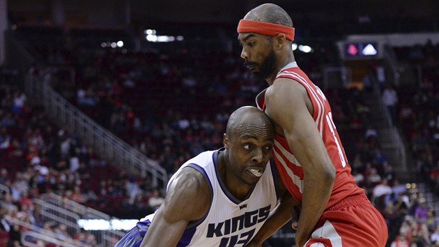 Anthony Tolliver (vlevo) ze Sacramenta se sna obejt Coreyho Brewera z Houstonu.