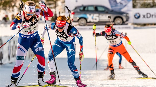 esk biatlonistka Gabriela Koukalov (druh zleva) na trati zvodu smench tafet na MS v Hochfilzenu.