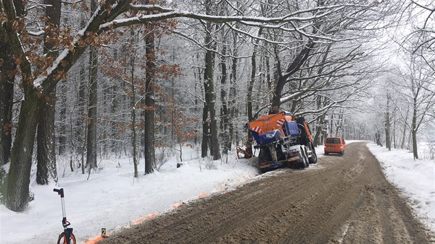 U obce Hraden na Kolnsku zchrani zasahovali u idie posypovho vozu, kter po nehod strvil zaklnn v aut celou noc (1.2.2017)