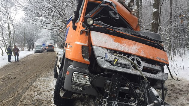 U obce Hraden na Kolnsku zchrani zasahovali u idie posypovho vozu, kter po nehod strvil zaklnn v aut celou noc (1.2.2017)