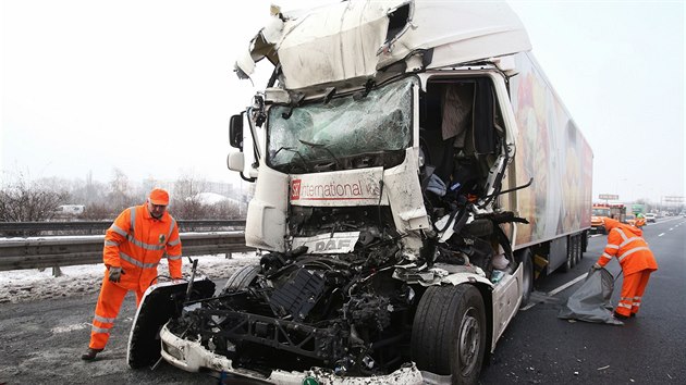 Zchrani zasahovali u nehody t kamion na Praskm okruhu na ernm Most.  Pro vn zrannho idie piletl vrtulnk (1.2.2017)