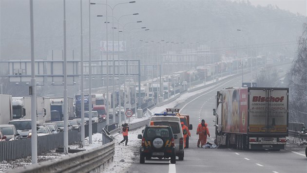 Zchrani zasahovali u nehody t kamion na Praskm okruhu na ernm Most.  Pro vn zrannho idie piletl vrtulnk (1.2.2017)