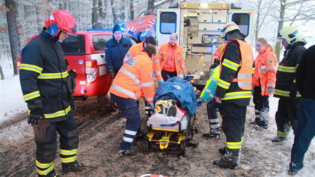 U obce Hraden na Kolnsku zchrani zasahovali u idie posypovho vozu, kter po nehod strvil zaklnn v aut celou noc (1.2.2017)