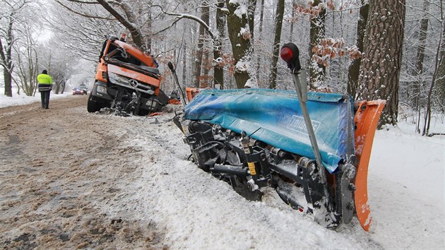 U obce Hraden na Kolnsku zchrani zasahovali u idie posypovho vozu, kter po nehod strvil zaklnn v aut celou noc (1.2.2017)