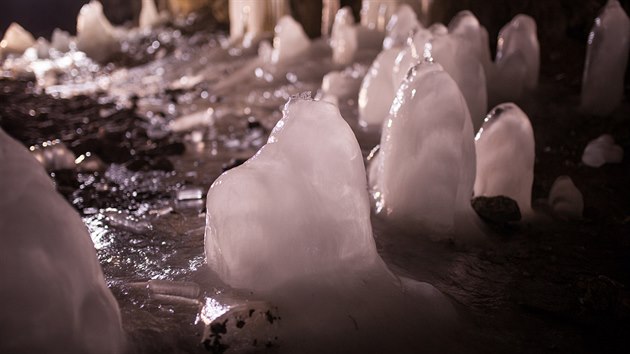 Na zemi tunelu se objevuj i ponajc stalagmity (6.2.2017)