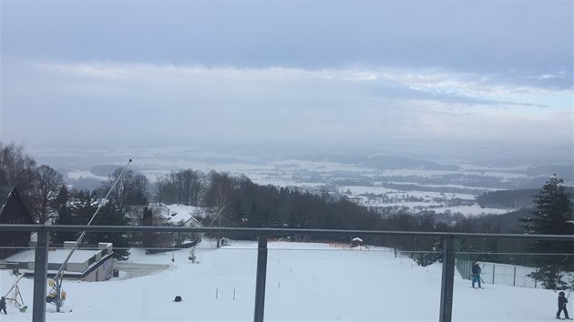 D�t� p�ed�koln�ho v�ku spadlo zhruba z osmi metr� do hlubok�ho sn�hu, p�ilet�l pro n�j vrtuln�k (8.2.2017)