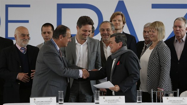 Zstupce kolumbijsk vldy Pablo Peltran (vlevo) se zstupcem gerilov skupiny ELN Juanem Camilem Restrepem bhem mrovch rozhovor v Ekvdoru (8. nora 2017).