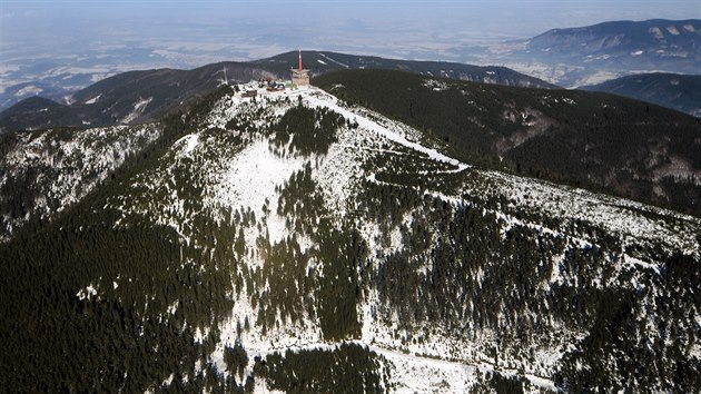Letecký pohled na nejvyšší vrchol Moravskoslezských Beskyd Lysou horu
