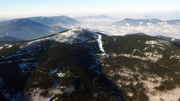 Leteck pohled na nejvy vrchol Moravskoslezskch Beskyd Lysou horu. V dli je vidt tak Smrk, Knhyn a Radho (zleva). Vpravo pak masv Ondejnku.