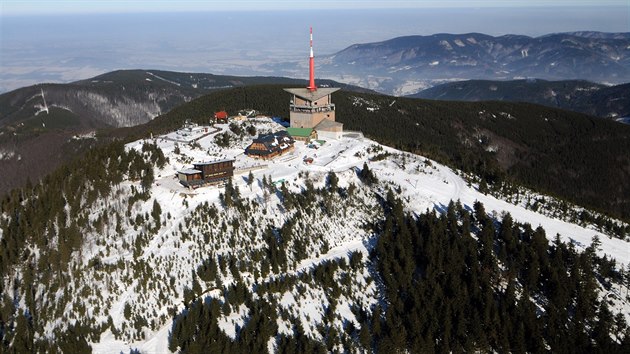 Letecký pohled na nejvyšší vrchol Moravskoslezských Beskyd Lysou horu
