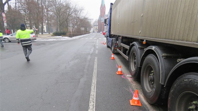 Kamion, kter v centru Opavy srazil na pechodu pro chodce osmdestiletou enu. Sedmatyicetilet idi ji pehldl.