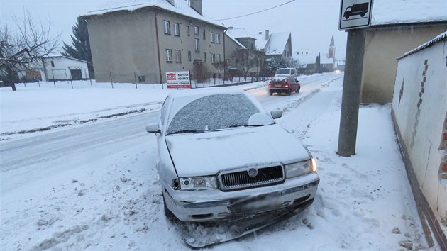 Řidička dostala na zasněžené silnici v Sudkově na Šumpersku smyk, vyjela ze silnice a zbourala kus zdi u rodinného domu.