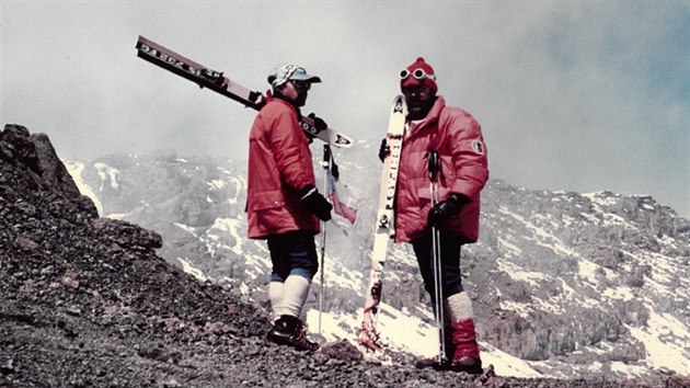 Snímek z československé expedice na Kilimandžáro, v jejímž rámci Zdeněk Zerzáň (vpravo) ze Šumperka roku 1980 sjel jako první na světě na lyžích tuto nejvyšší africkou horu.