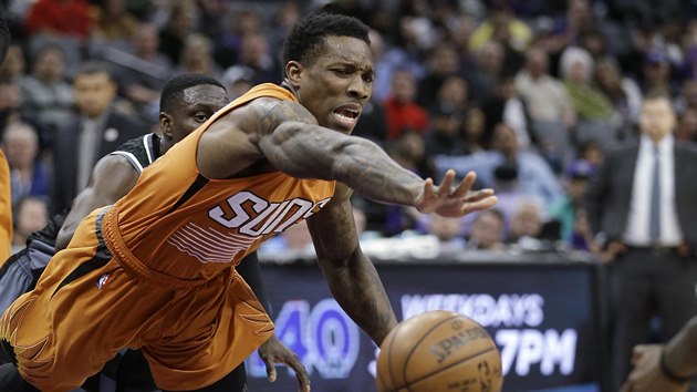 Eric Bledsoe z Phoneixu se vrh po mi v duelu se Sacramentem.