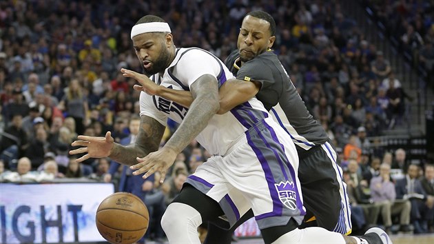 DeMarcus Cousins (vlevo) ze Sacramenta pod tlakem Andreho Iguodaly z Golden State.