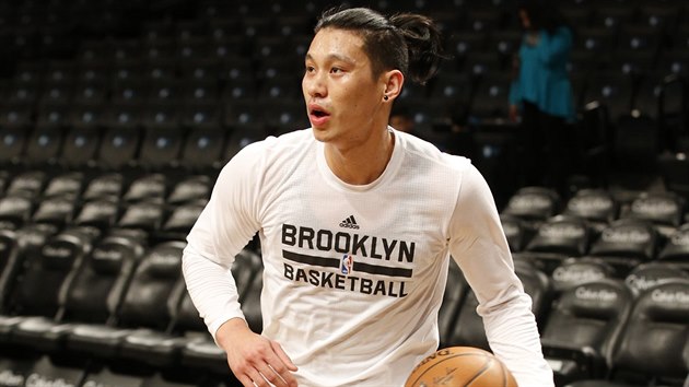 Jeremy Lin z Brooklynu si el zastlet ped zpasem s Torontem.