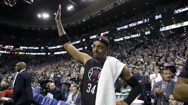 Paul Pierce, toho asu v dresu LA Clippers, se lou a fanouky Bostonu.