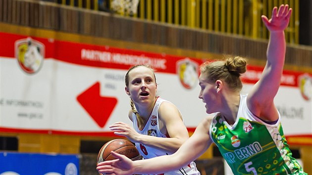 Kristna Minaroviov  (vlevo) z Hradce Krlov jde do souboje s Evou Kopeckou z KP Brno.