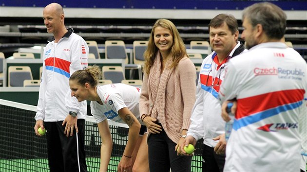 esk tenistky Karolna Plkov a Lucie afov (uprosted zleva) hraj na konci trninku ru s leny realizanho tmu.