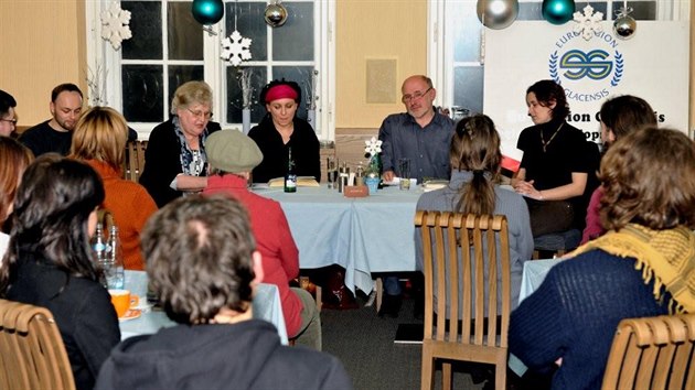 Jedno ze setkání s polskou spisovatelkou, pořádaných městskou knihovnou v Broumově, proběhlo v kavárně Hotelu Veba. Početnou část publika tvořili polští čtenáři.