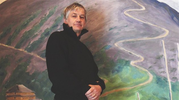 Autor výstavy Pavel Klimeš pózuje v ateliéru, který je součástí výstavy Portréty Krkonoš.