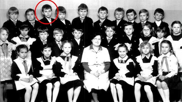 Vladimir Kličko (v kroužku) na dobové fotografii, kdy mu mohlo být kolem devíti let.