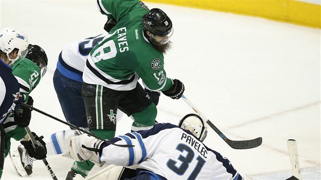 Patrick Eaves z Dallasu (v zelenm) pekonv Ondeje Pavelce v brance Winnipegu.