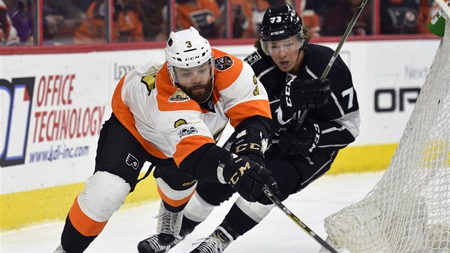 Radko Gudas z Philadelphie (vlevo) a Tyler Toffoli z Los Angeles se enou za pukem.