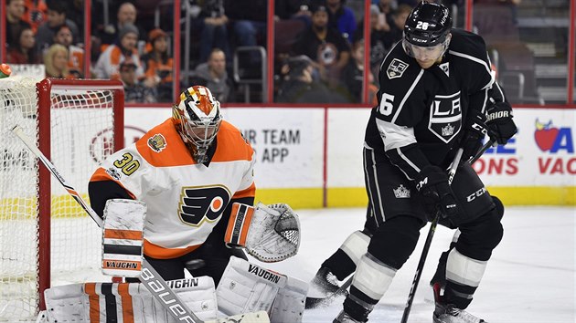 Michal Neuvirth v brance Philadelphie likviduje stelu  Nica Dowda z Los Angeles.