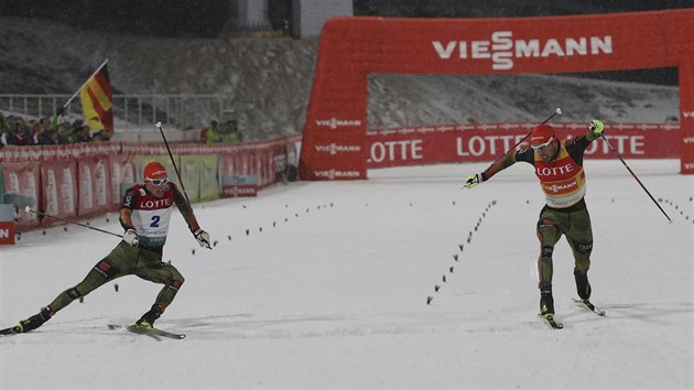 Sdruen Johannes Rydzek (vpravo) pijd vtzoslavn do cle zvodu v Pchjongchangu, Eric Frenzel byl tsn druh.