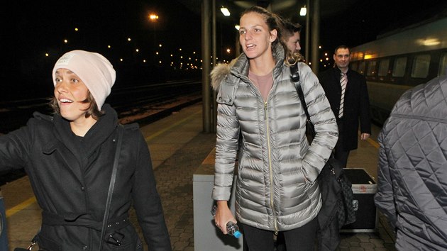 Barbora Strcov (vlevo) a Karolna Plkov pijely do Ostravy ped Fed Cupem proti panlsku.