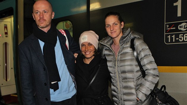 Barbora Strcov (vlevo) a Karolna Plkov pijely do Ostravy ped Fed Cupem proti panlsku, doprovz je nehrajc kapitn Petr Pla.