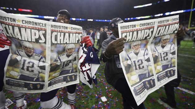 Hri New England Patriots si listuj vtznmi novinami po triumfu v Super Bowlu.