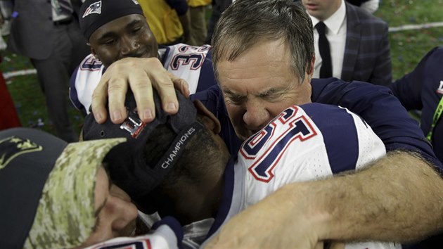 Kou New England Patriots Bill Belichick (elem) se objm s Malcolmem Mitchellem po triumfu v Super Bowlu.