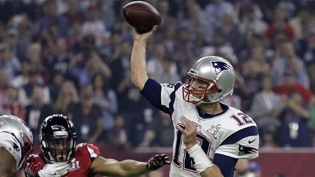 Tom Brady z New England Patriots v Super Bowlu proti Atlantě