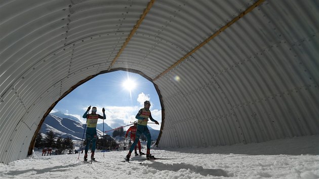 V TUNELU. Biatlonist trnuj ped svtovm ampiontem v Hochfilzenu.