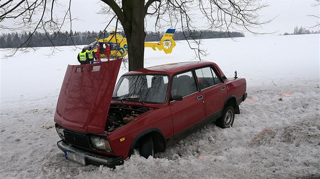 Mu sjel s vozem Lada ze silnice I/11 mezi Rybnou nad Zdobnic na Rychnovsku a Helvkovicemi (7.2.2017).