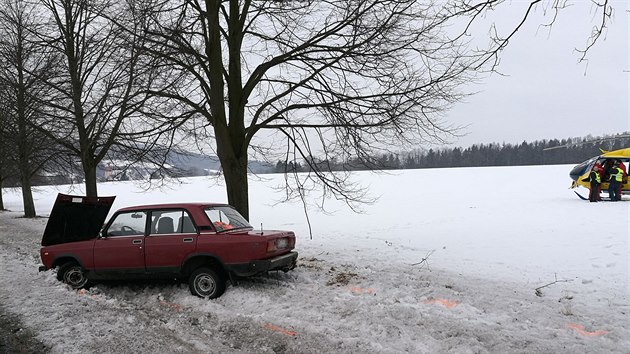 Mu sjel s vozem Lada ze silnice I/11 mezi Rybnou nad Zdobnic na Rychnovsku a Helvkovicemi (7.2.2017).