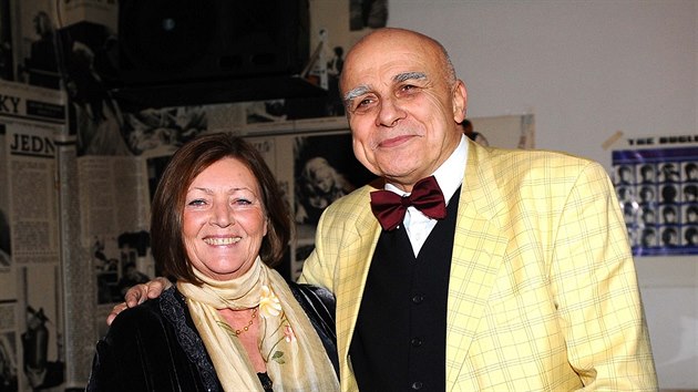 Ivan Ml�dek s man�elkou Evou, kter� d�v�rn� ��k�  �m�mo�.