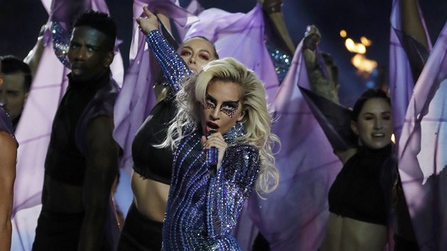 Lady Gaga v pestvce Super Bowlu (5. nora 2017)